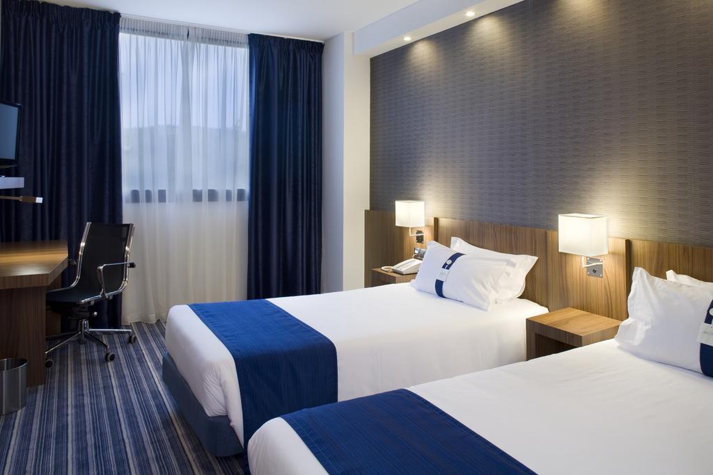 Holiday Inn Express Vitoria By Ihg Bagian luar foto