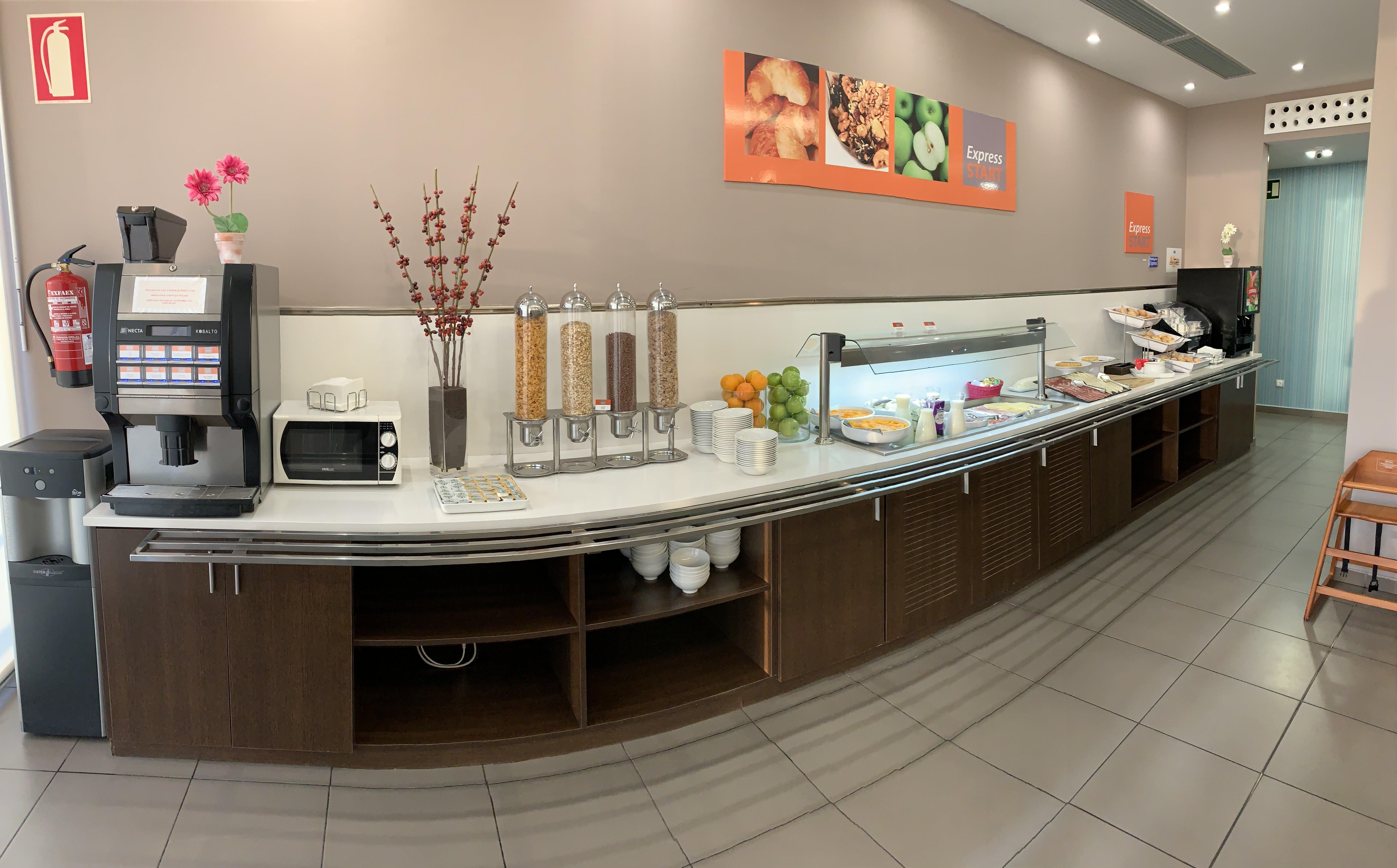 Holiday Inn Express Vitoria By Ihg Bagian luar foto