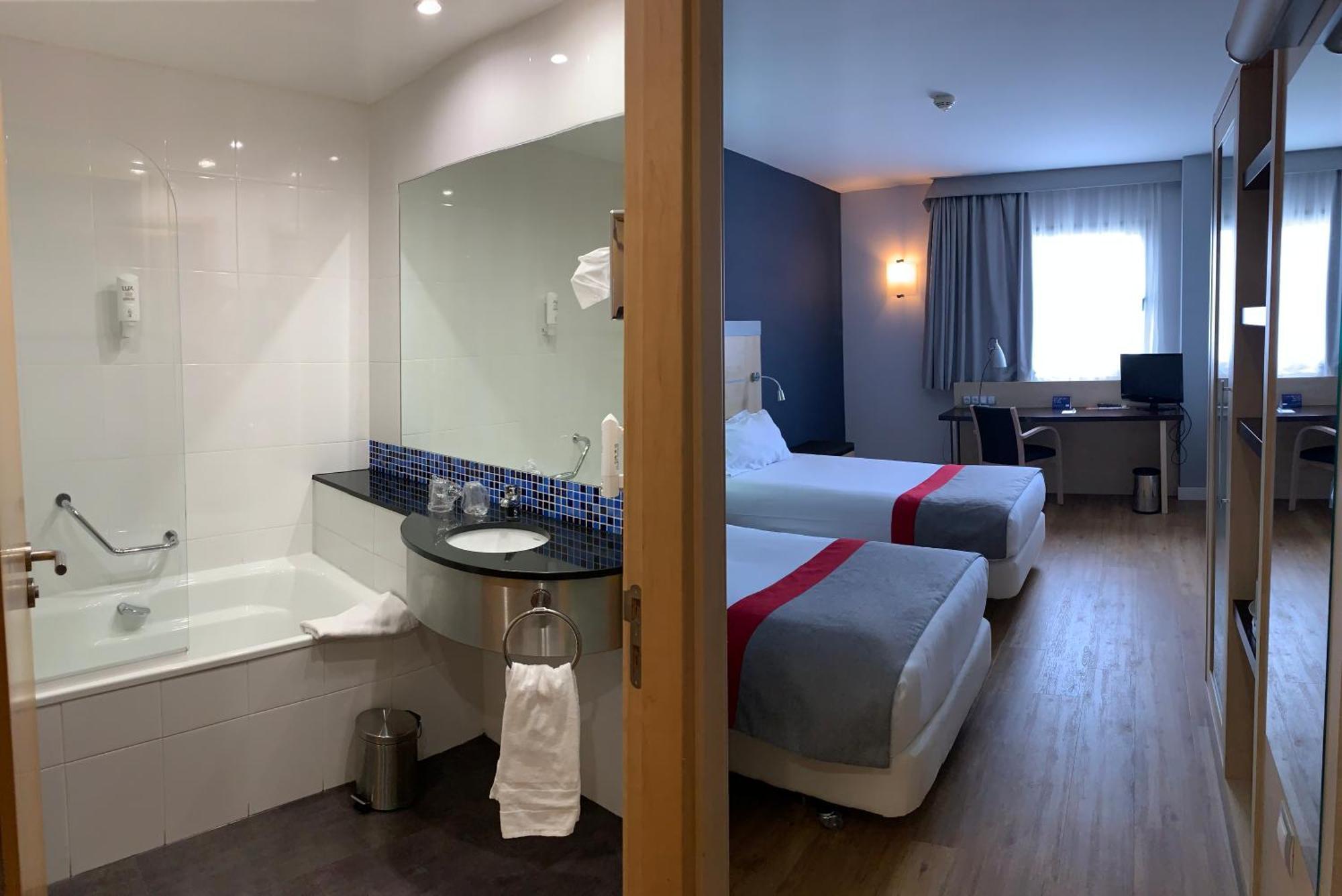 Holiday Inn Express Vitoria By Ihg Bagian luar foto
