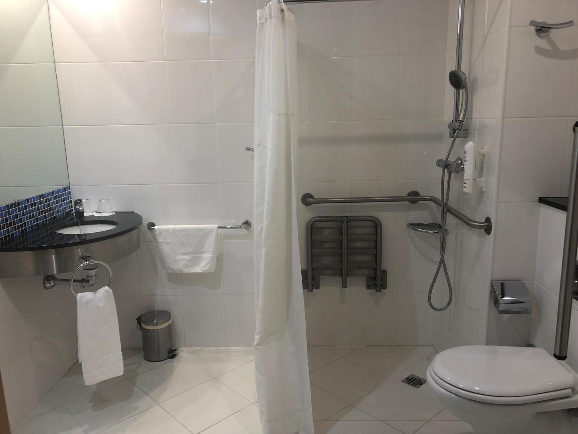Holiday Inn Express Vitoria By Ihg Bagian luar foto
