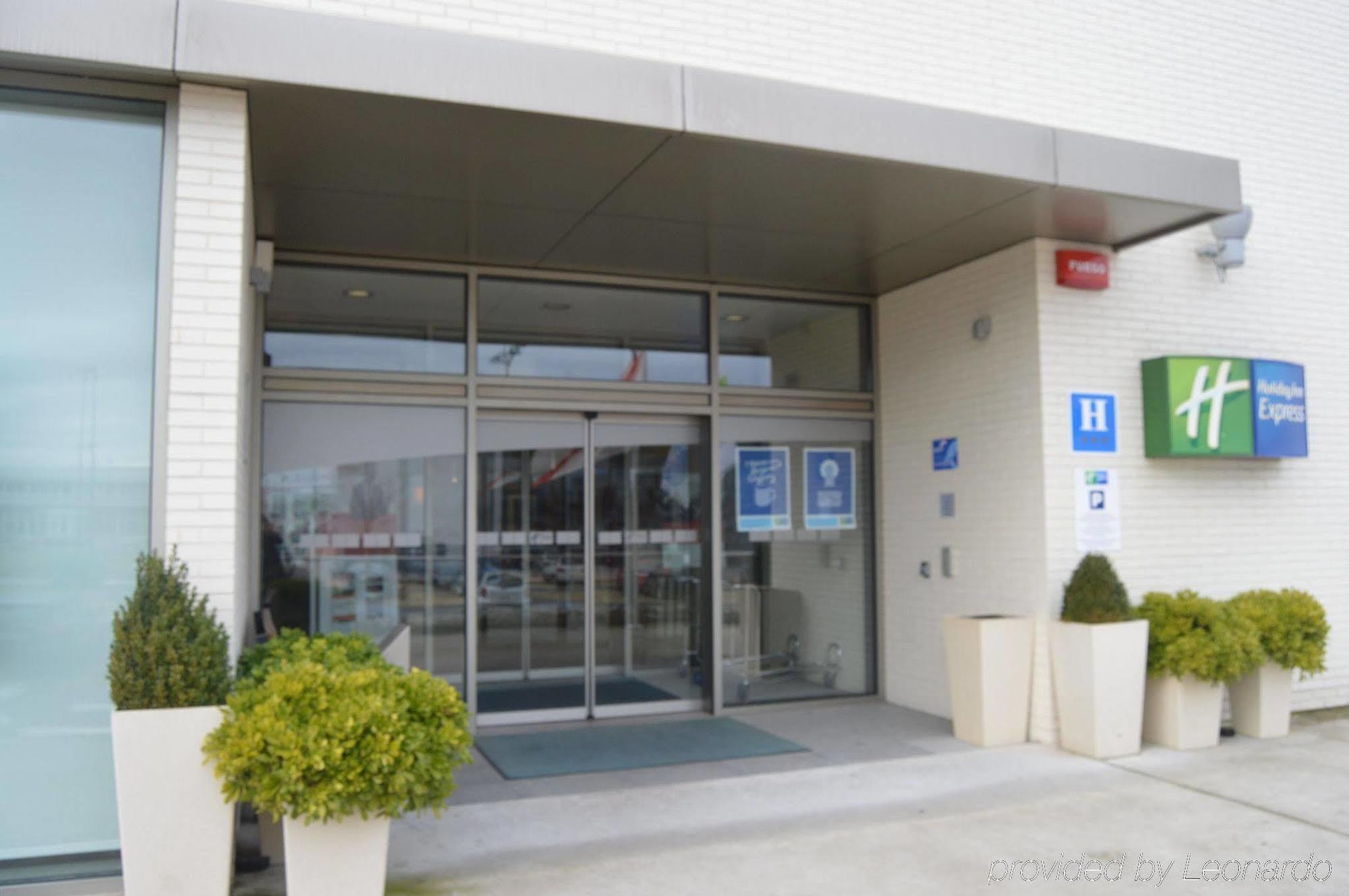 Holiday Inn Express Vitoria By Ihg Bagian luar foto