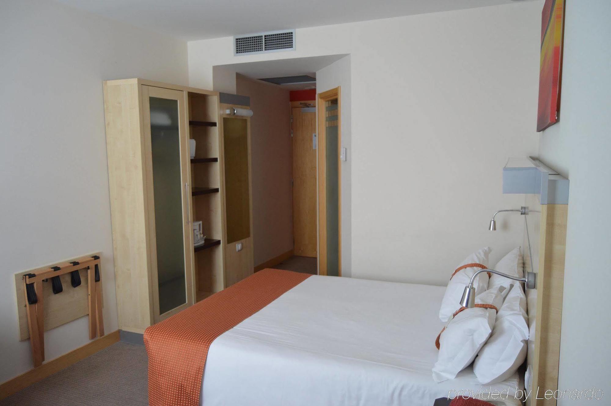 Holiday Inn Express Vitoria By Ihg Bagian luar foto
