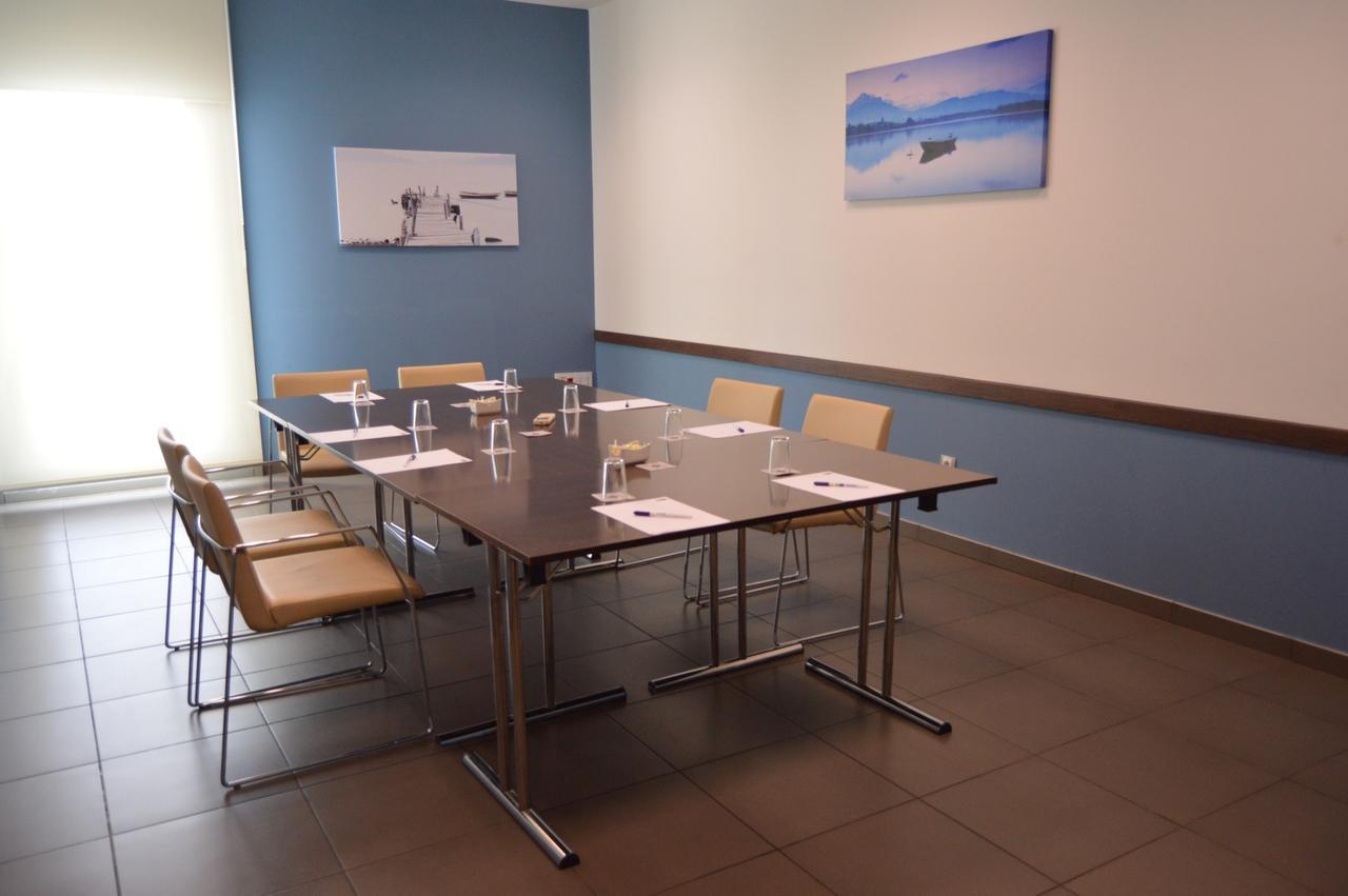 Holiday Inn Express Vitoria By Ihg Bagian luar foto