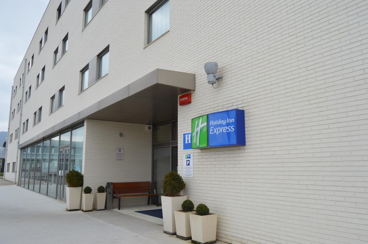 Holiday Inn Express Vitoria By Ihg Bagian luar foto