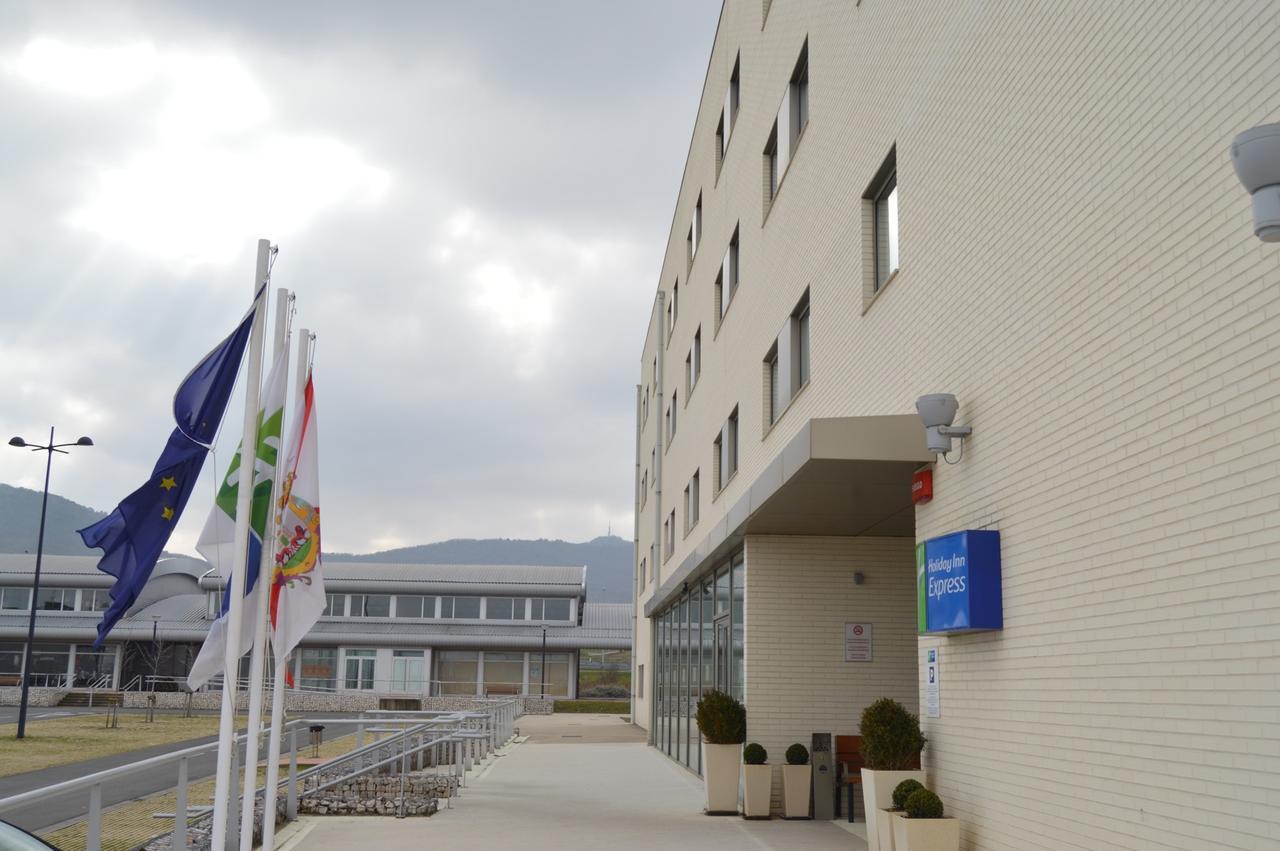 Holiday Inn Express Vitoria By Ihg Bagian luar foto