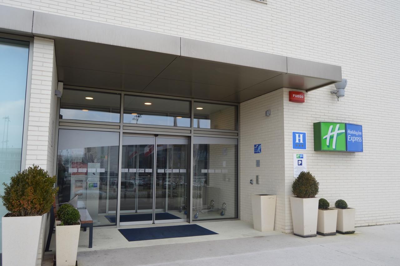 Holiday Inn Express Vitoria By Ihg Bagian luar foto