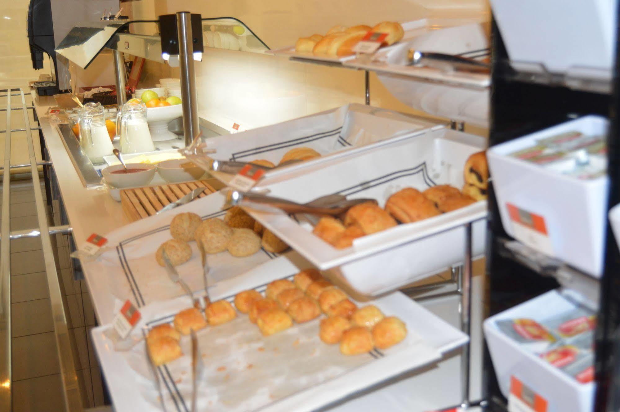 Holiday Inn Express Vitoria By Ihg Bagian luar foto