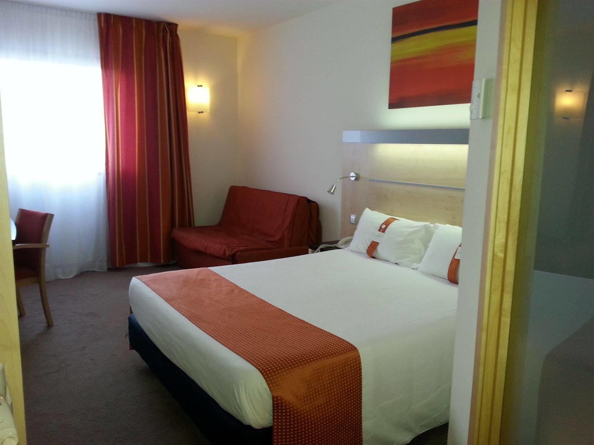 Holiday Inn Express Vitoria By Ihg Bagian luar foto