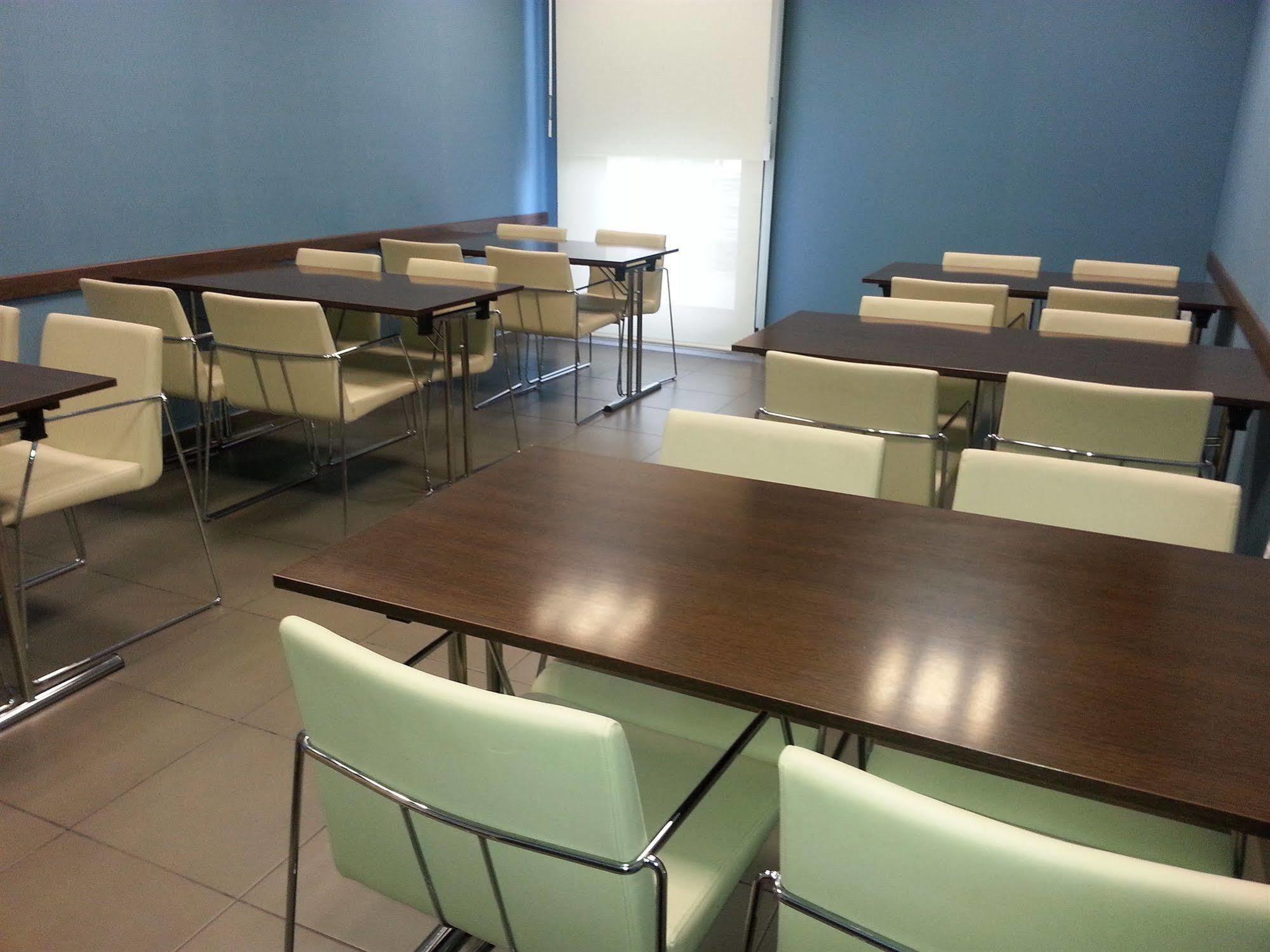 Holiday Inn Express Vitoria By Ihg Bagian luar foto