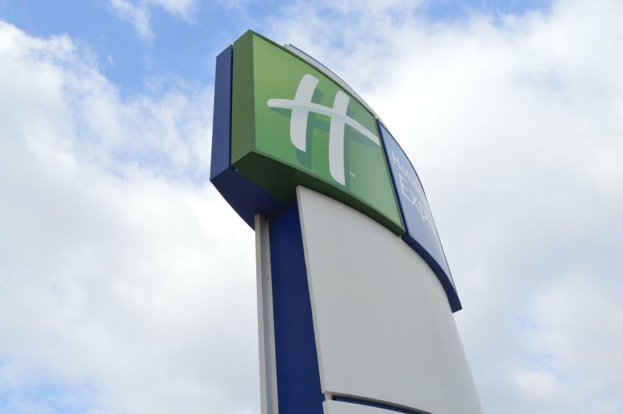 Holiday Inn Express Vitoria By Ihg Bagian luar foto