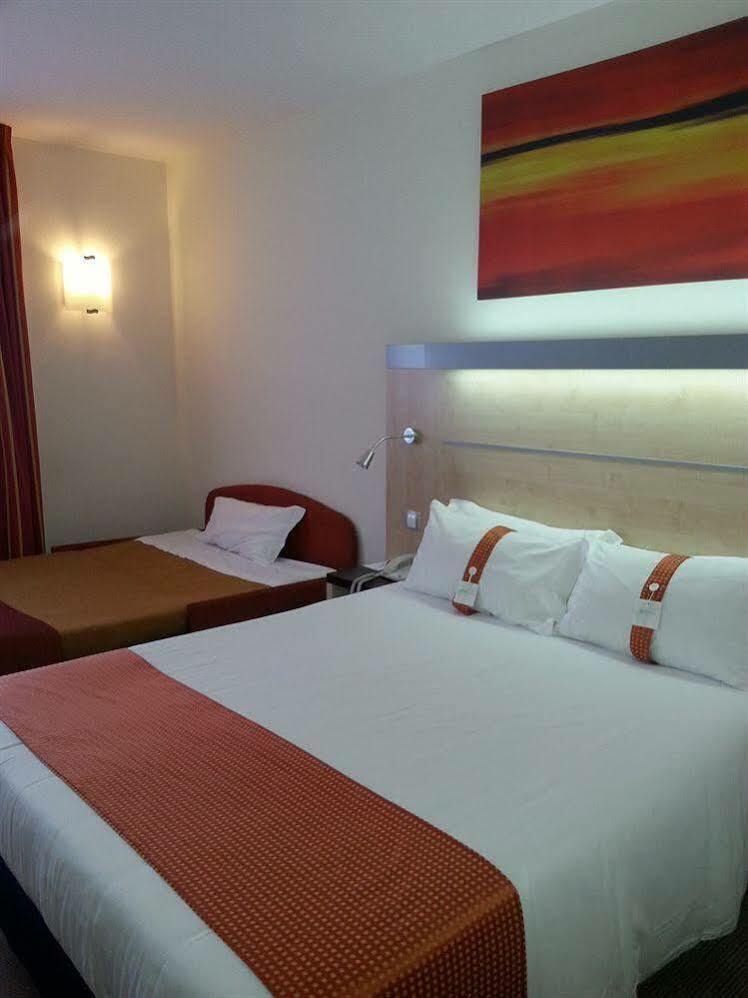 Holiday Inn Express Vitoria By Ihg Bagian luar foto